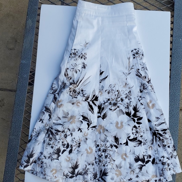 White House Black Market Dresses & Skirts - WHITE HOUSE BLACK MARKET FLORAL SKIRT